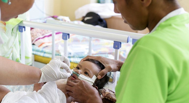 Una niña de 7 meses es tratada en un hospital de Samoa por sarampión. 