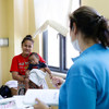 В целом заболеваемость корью снижается, однако темпы этого сокращения замедляются, а опасность новых вспышек растет. На фото: инфекционное отделение больницы в Самоа. 