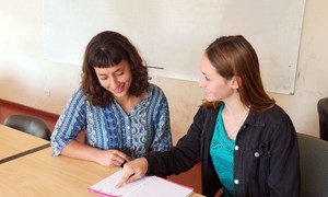 Luciana Sánchez (à gauche), psychologue bénévole, aide la jeune Micaela Resumil à étudier dans le cadre du programme de mentorat à Mar del Plata, Argentine.