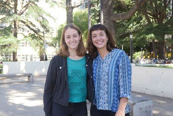 Luciana Sánchez, a la derecha, estudiante de psícología, ayuda a la joven Micaela Resumil a estudiar como parte de un programa de mentores y voluntarios en Mar del Plata, en Argentina.