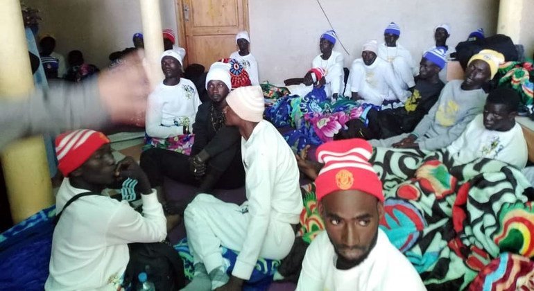 Des survivants du bateau qui a chaviré près des côtes mauritaniennes attendent de recevoir de l'aide à Nouadhibou.