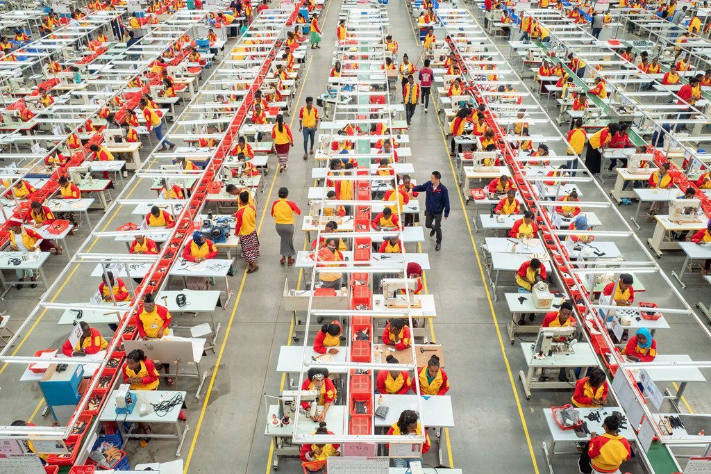 埃塞俄比亚亚的斯亚贝巴一家中国制鞋厂的工人。