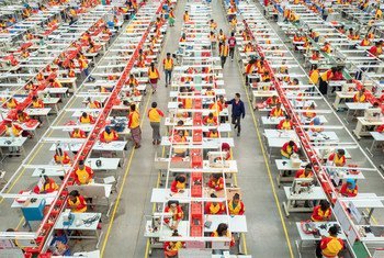 埃塞俄比亚亚的斯亚贝巴一家中国制鞋厂的工人。