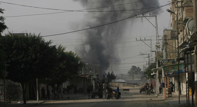 أعمدة الدخان تتصاعد من مدينة رفح جنوبي غزة. (صورة من الأرشيف)