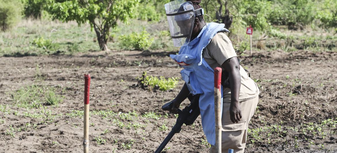 عاملة في دائرة الأمم المتحدة للإجراءات المتعلقة بالألغام تزيل الألغام في جنوب السودان