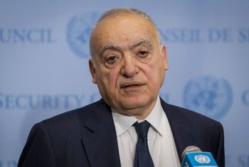 El representante especial y Jefe de la Misión de Apoyo de las Naciones Unidas en Libia (UNSMIL), Ghassan Salameh, atiende a los medios de comunicación.