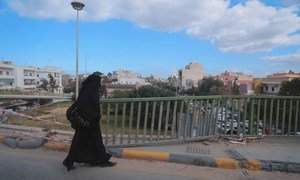 سيّدة تسير في شوارع العاصمة الليبية طرابلس (الأرشيف)
