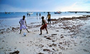 索马里首都摩加迪沙的丽都海滩上，孩子们正在踢足球。