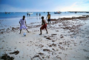 索马里首都摩加迪沙的丽都海滩上，孩子们正在踢足球。