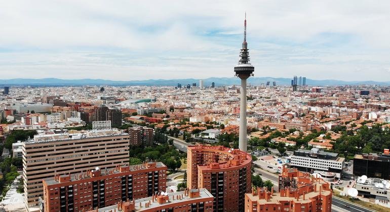 Torrespaña, la torre de televisión emblemática del Madrid (España).