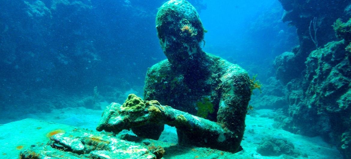 En Granada, la bahía de Molinere sufrió considerables daños tras el paso del huracán Iván en 2004. Las esculturas submarinas han proporcionado una base para la fijación de los corales y la proliferación de la vida marina. 