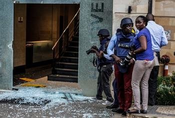 Journalistes couvrant une attaque terroriste au Kenya.