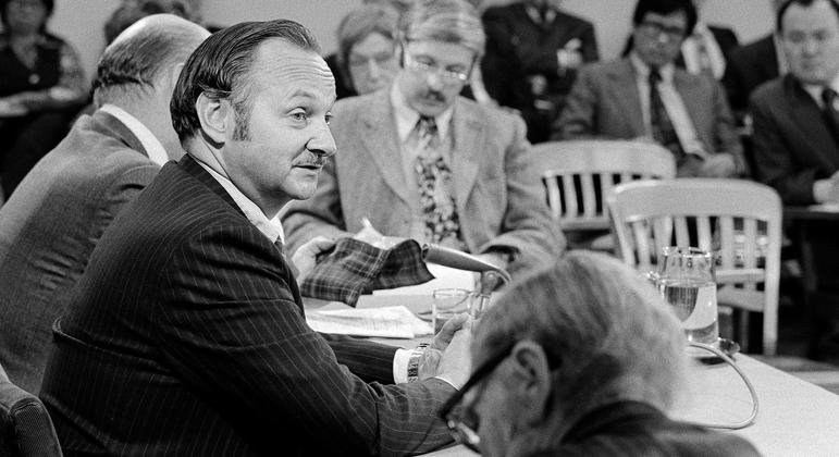 Conférence de presse par le Directeur exécutif du PNUE en 1974.