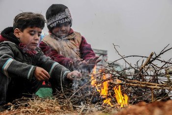 Des enfants jouent dans un camp pour personnes déplacées dans le sud d'Idlib, en Syrie.
