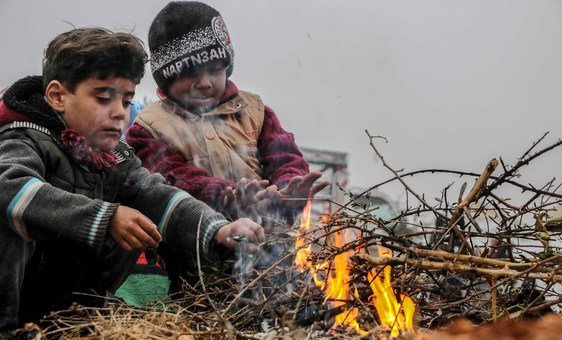 Crianças brincam em um campo de deslocados no sul de Idlib, na Síria.