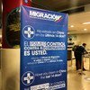 Un poster en el aeropuerto internacional de El Dorado, en Colombia, avisa a los pasajeros de la amenaza que supone el coronavirus.