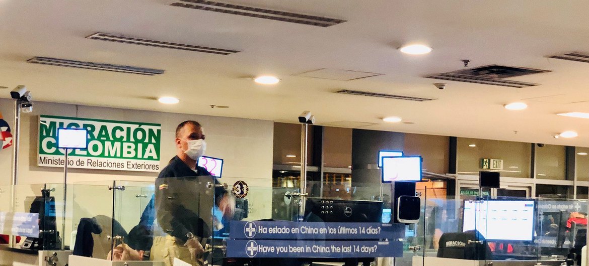 Пассажиров в аэропорту Боготы проверяют на наличие коронавируса. 