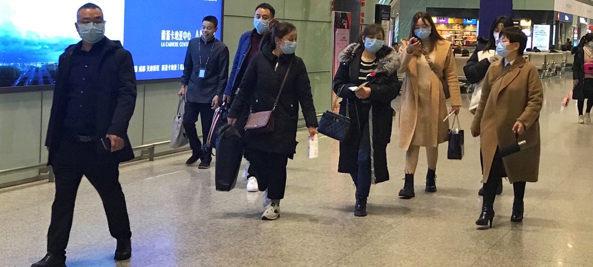 在中国成都双流国际机场，人们戴着口罩。