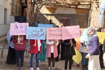 В Египте все еще существует унизительная практика «женского обрезания». На фото: молодежь Египта выступает против таких операций.    