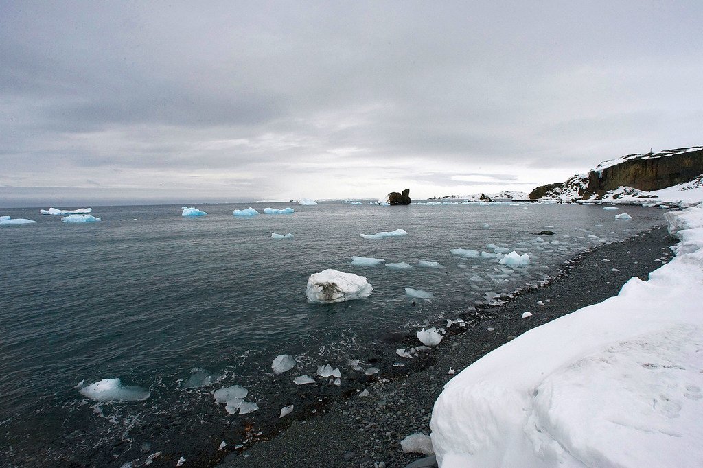 南极洲乔治国王岛融化的冰川。