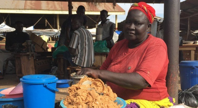 La violencia en la República Democrática del Congo forzó a Marisa a abandonar su hogar y migrar a Koboko, en el norte de Uganda, donde vive muy modestamente de vender en el mercado comida hecha en casa.