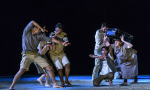 Refugiados, migrantes y adolescentes griegos actúan en la obra “El viaje”, presentada en el Teatro Nacional de Grecia. La foto es parte de la exposición “Migrantes en las ciudades”, auspiciada por ONU Hábitat y UNICEF.