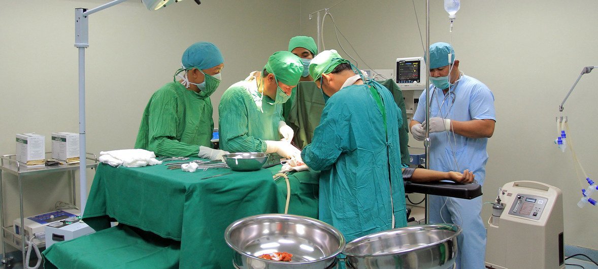 Doctores realizan una cirugía en un hospital de Camboya.