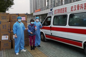 Los suministros enviados por el Fondo de Población de la ONU llegaron el 26 de febrero a Wuhan, China, para su distribución en hospitales locales.
