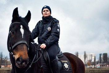 Яна Хмелёва с детства мечтала работать в правоохранительных органах и добилась своего: она служит в кавалерийской роте Департамента патрульной полиции