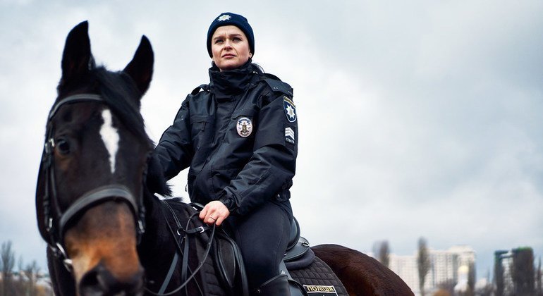 Яна Хмелёва с детства мечтала работать в правоохранительных органах и добилась своего: она служит в кавалерийской роте Департамента патрульной полиции