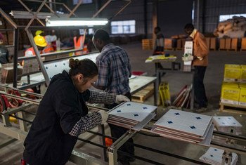 Женщины трудятся наравне с мужчинами, но зачастую получают меньшую зарплату за ту же работу.