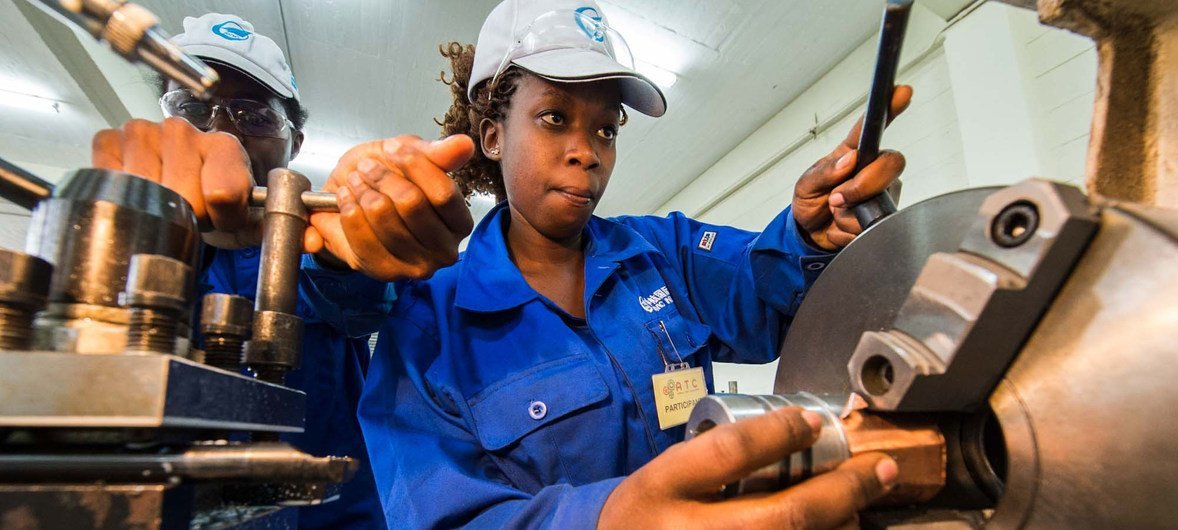 Una mujer recibe capacitación en un taller de ingeniería en Kenya