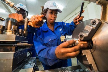 Una mujer recibe capacitación en un taller de ingeniería en Kenya