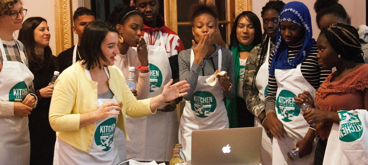 来自法语区国家的妇女在纽约参加一个烹饪班。