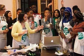 Una clase de cocina en francés para jóvenes de Nueva York, organizada por Kitchen Connection.
