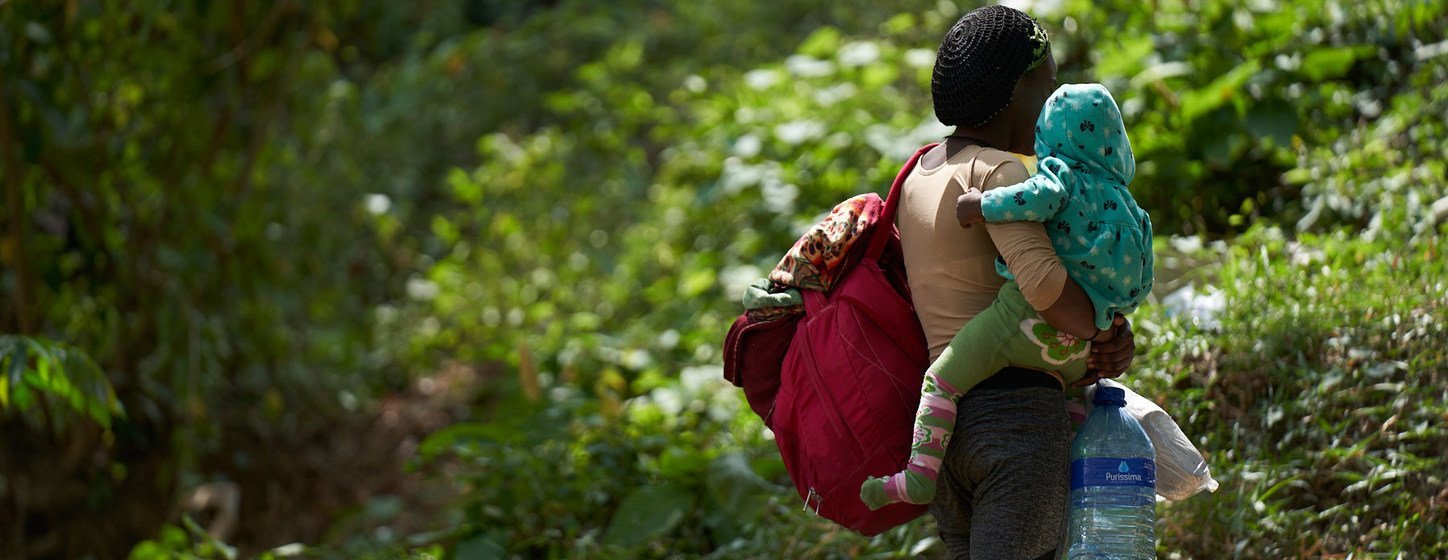 Une jeune mère originaire de Sierra Leone et son bébé arrivent dans un refuge pour migrants à La Peñita, Darien, Panama.