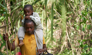 Romeu Mauricio y su hijo de tres años, Jetfro cruzan el Darién, que divide a Colombia y Panamá