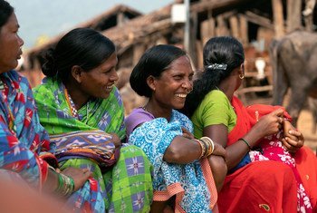 Des femmes dans un groupe d'entraide se réunissent dans le village de Bhatajhari, en Inde.