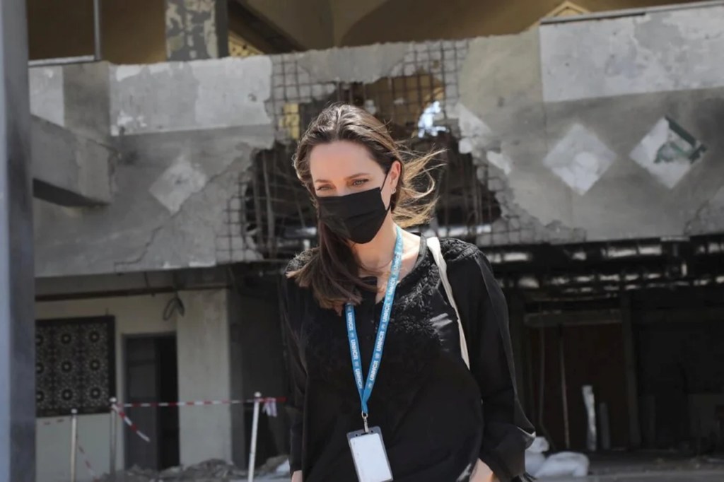 Mjumbe Maalum wa UNHCR Angelina Jolie amewasili Yemen tarehe 6 Machi, 2022, kwa ziara ya kusaidia kuonesha athari za mzozo wa miaka saba kwa watu wa Yemen.