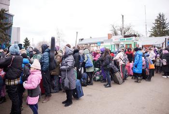 Le 5 mars 2022, dans l'ouest de l'Ukraine, des enfants et des familles se dirigent vers la frontière pour passer en Pologne.