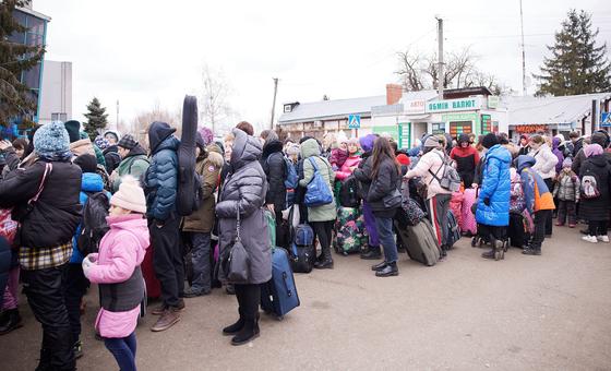 Жители Украины продолжают покидать страну. На фото: пограничный переход в Польшу. 