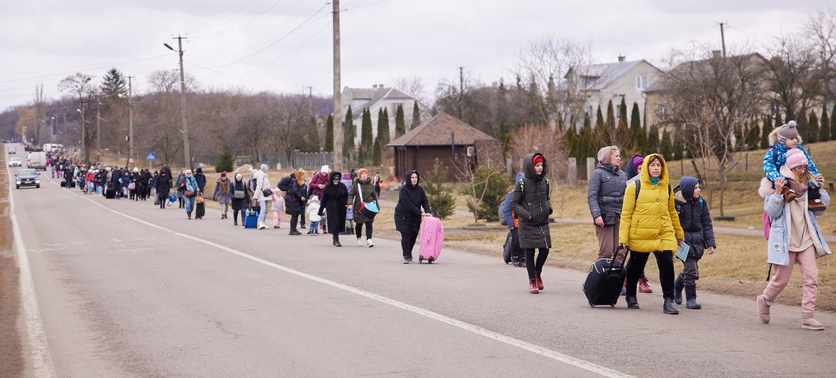 Niños y mujeres intentan llegar a Polonia desde Ucrania el 5 de marzo de 2022
