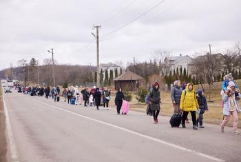 Niños y mujeres intentan llegar a Polonia desde Ucrania el 5 de marzo de 2022