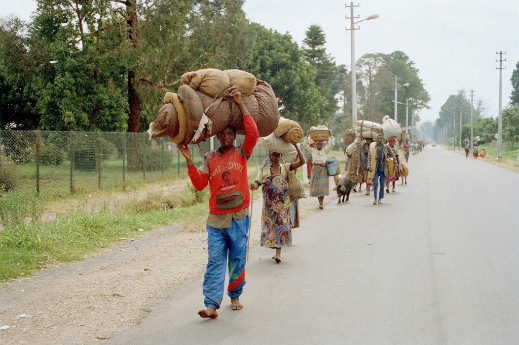 Wakimbizi wa Rwanda ambao waliikimbia nchi wakati wa mauaji ya kimbari, katika picha walipokuwa wakirejea nyumbani. 