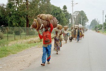 Refugiados ruandadeses huyen del país durante el genocidio de Rwanda en 1995.