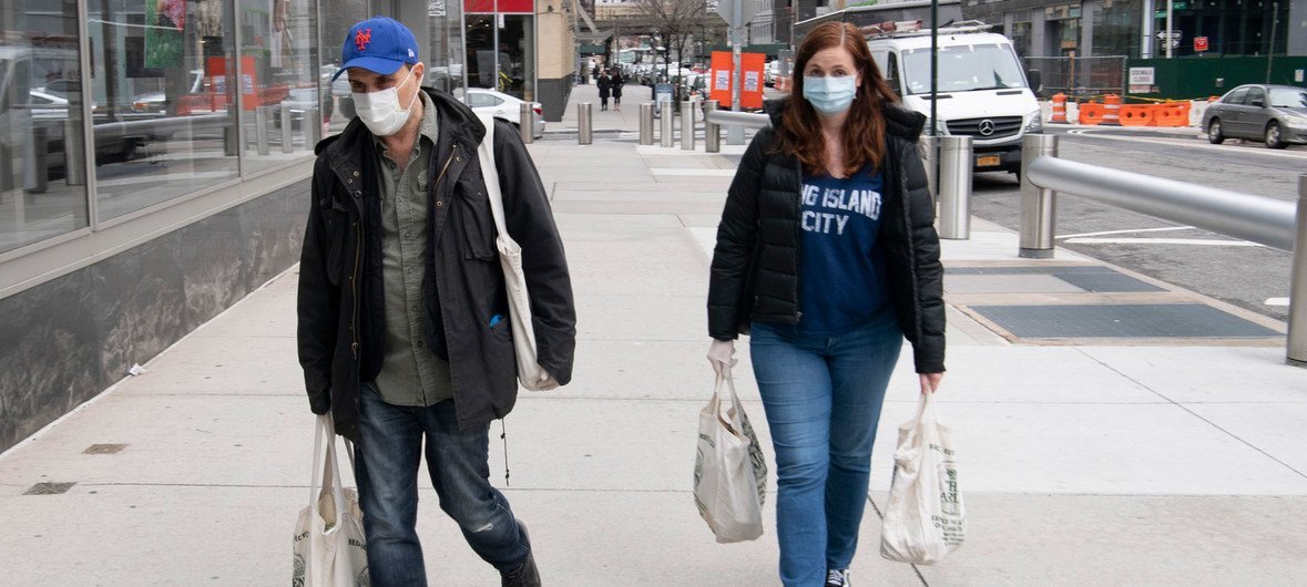 С приходом весны снимать маски не следует, коронавирус все еще с нами  