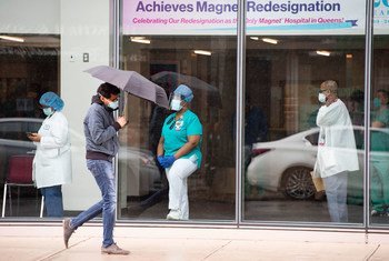 纽约市阿斯托里亚的西奈山医院的医务人员正在等待冠状病毒的检测。