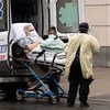 Un paciente llega al hospital Mount Sinai de Nueva York.