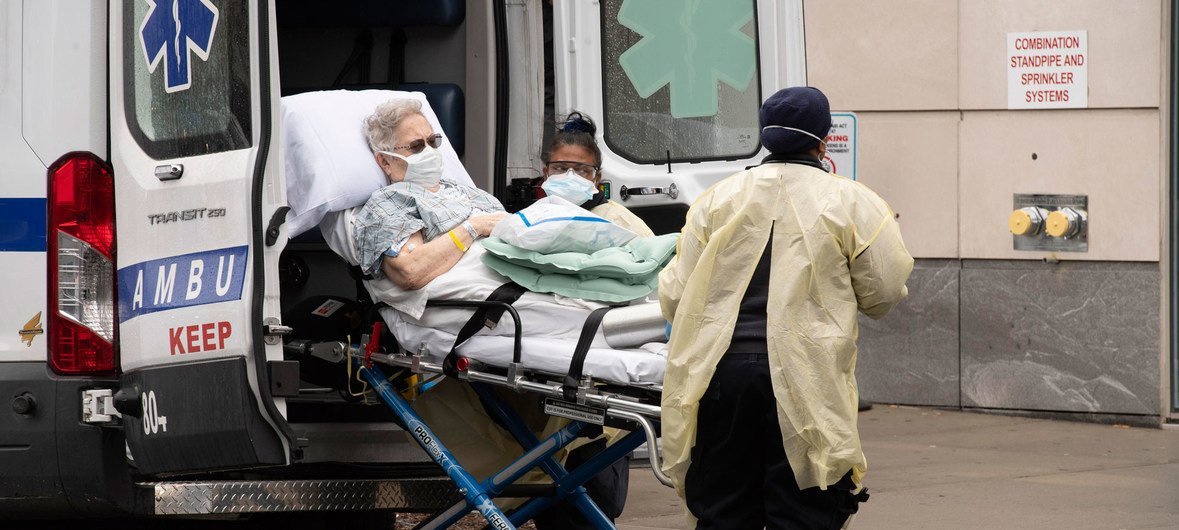Un paciente llega al hospital Mount Sinai de Nueva York.