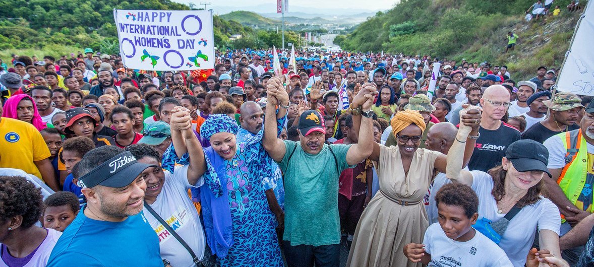 نائبة الأمين العام للأمم المتحدة، أمينة تنضم إلى مسيرة نسوية خلال الاحتفال باليوم العالمي للنساء في بورت موريسبي، بابوا غينيا الجديدة. 